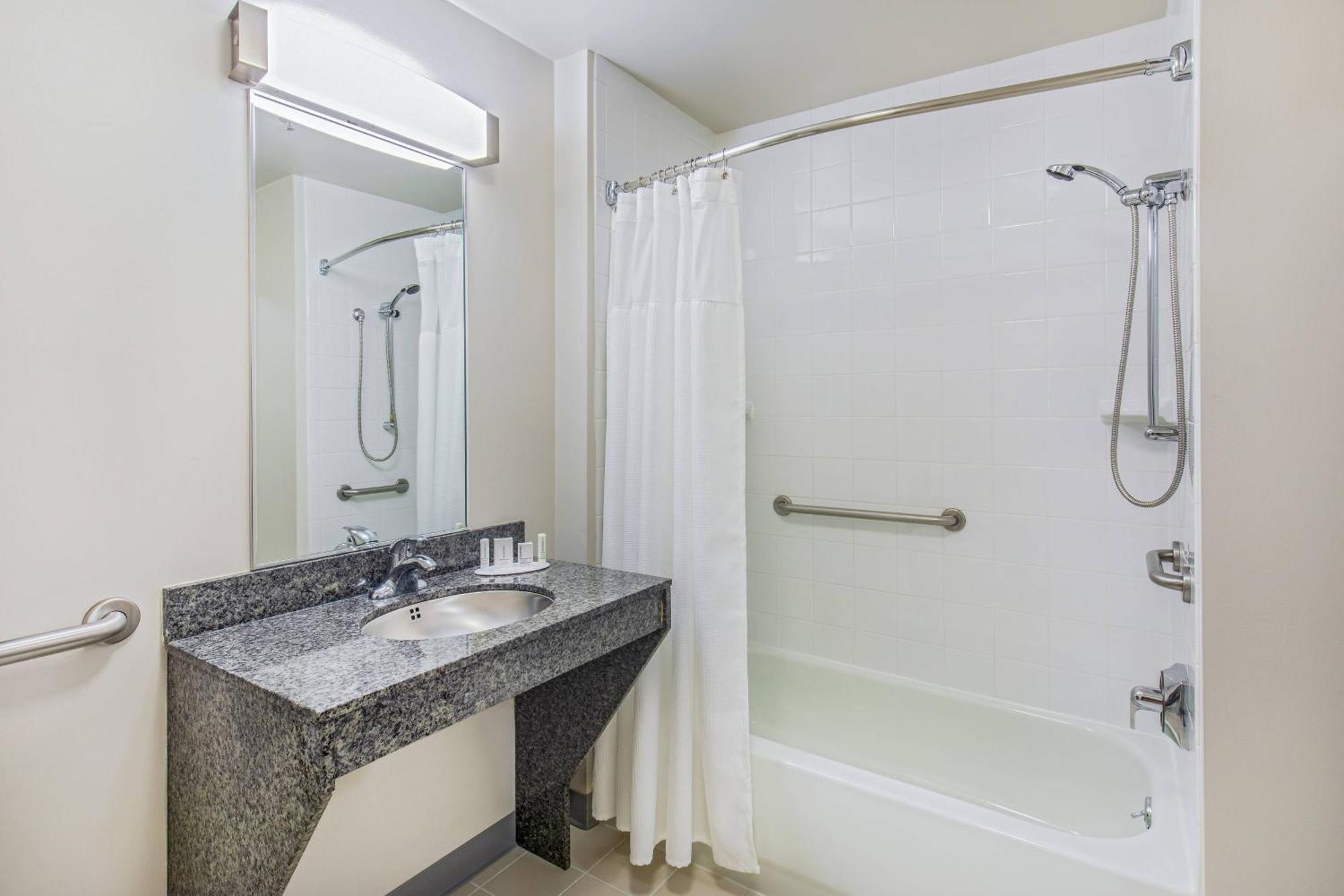 Fairfield Inn & Suites Lancaster Rohrerstown Exterior photo