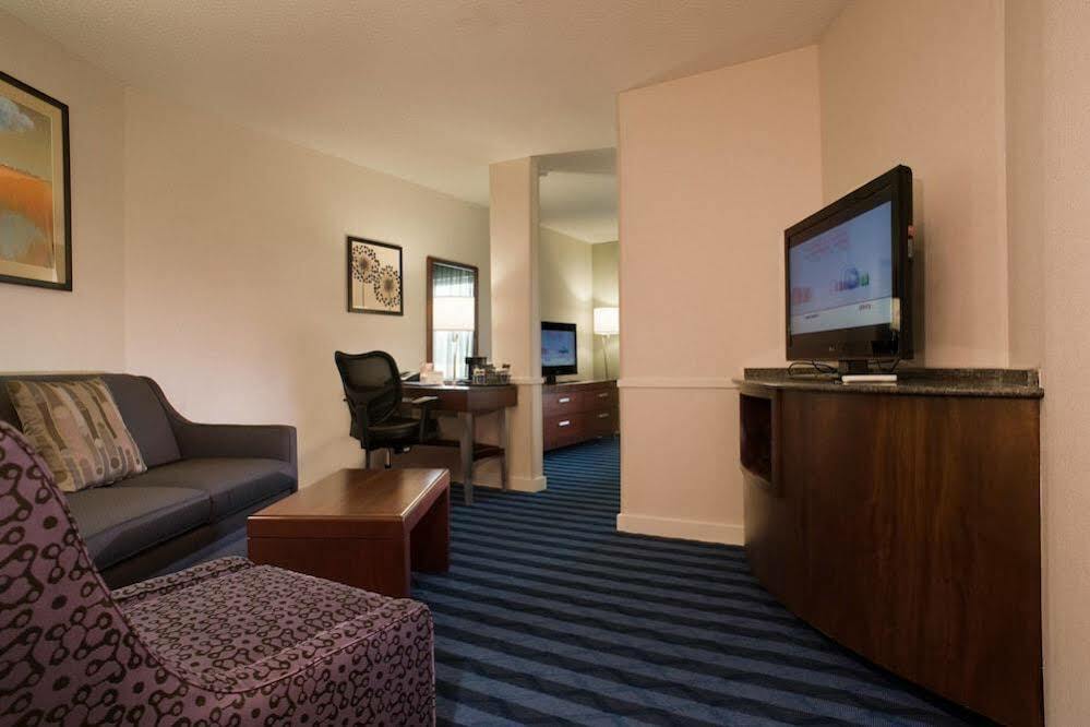 Fairfield Inn & Suites Lancaster Rohrerstown Room photo